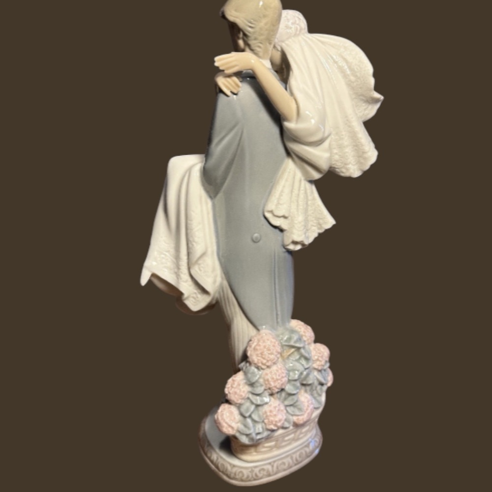 Lladro Figurine #5282 Over the Threshold - Wedding Couple/Bride & Groom 10.25" - Picture 4 of 7